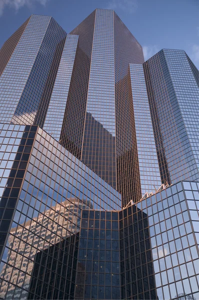 高層ビルと青い空 — ストック写真