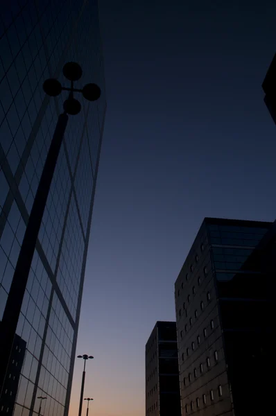 Ουρανοξύστες και το φως του δρόμου στο ηλιοβασίλεμα — Φωτογραφία Αρχείου