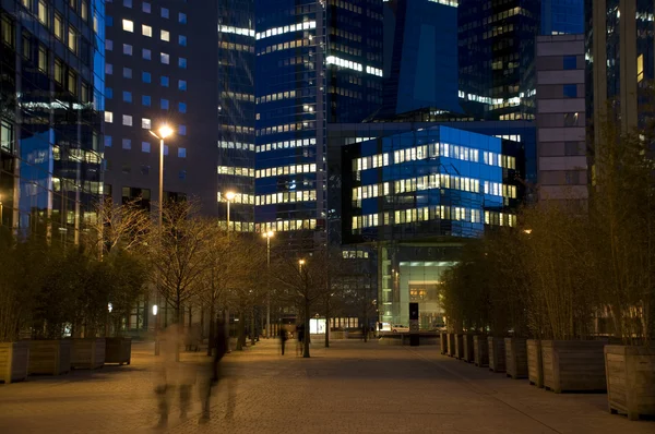 Gece sokak ortasında gökdelenler ile modern şehir — Stok fotoğraf