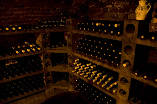 Jahrgangsflaschen mit qualitativ hochwertigem Wein — Stockfoto
