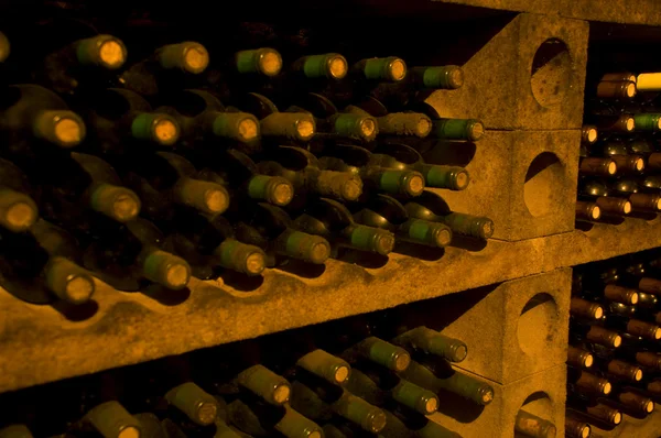 Jahrgangsflaschen mit qualitativ hochwertigem Wein — Stockfoto