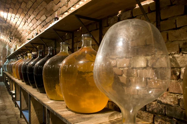 Velké láhve kvalitního vína — Stock fotografie