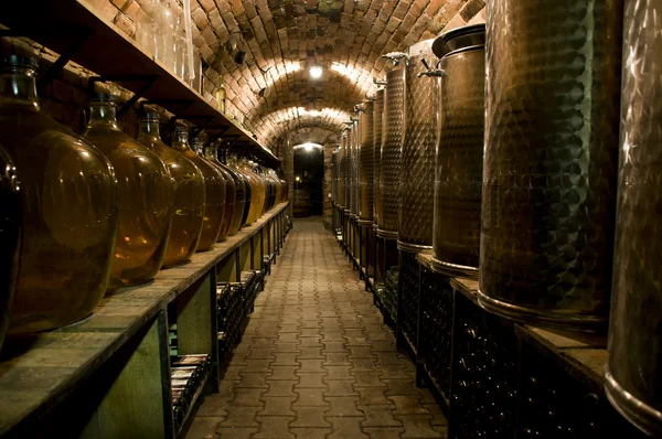 Gang in traditionele wijnkelder — Stockfoto