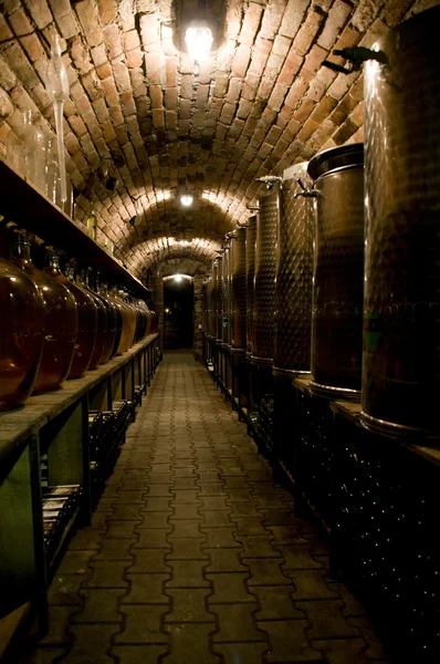 在传统的葡萄酒酒窖走廊 — 图库照片