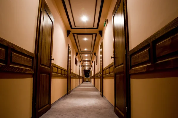 Внутренний коридор роскошной гостиницы — стоковое фото