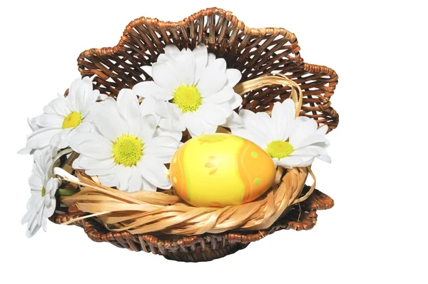 Œufs de Pâques avec des fleurs dans un nid — Photo