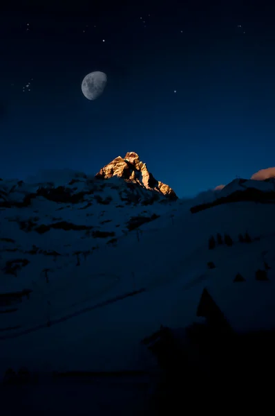 Luna sul matterhorn — Foto Stock