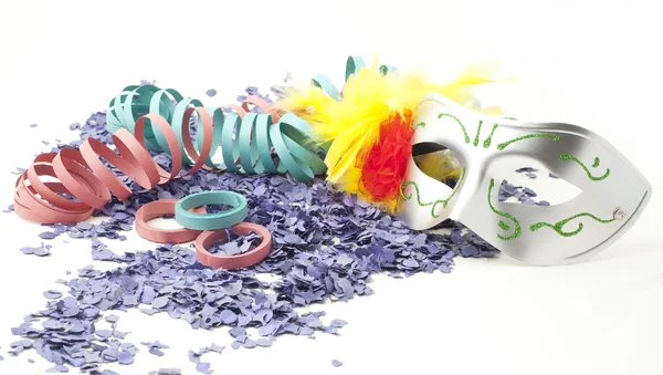 Karnaval maskesi, konfeti ve flamalar . — Stok fotoğraf