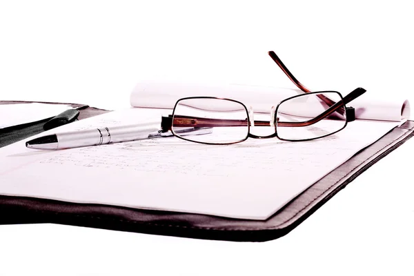 Obiettivo, libro e penna con sfondo bianco — Foto Stock
