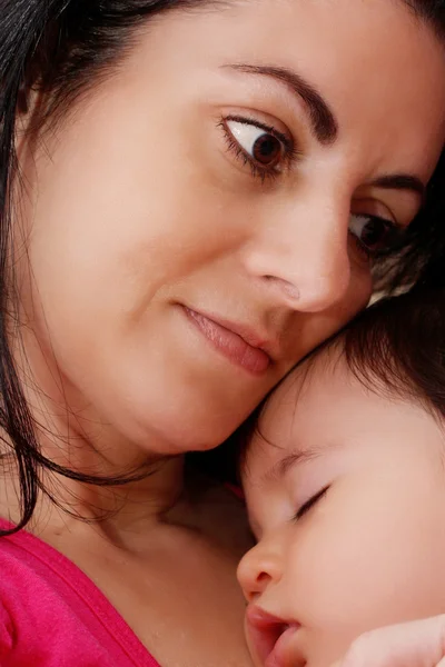 Νεαρή μητέρα που αγκαλιάζει το μωρό της, ενώ στον ύπνο — Φωτογραφία Αρχείου