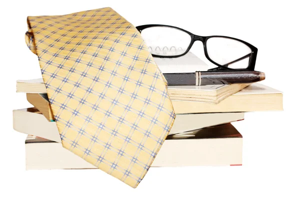 Pluma, lente, pila de libros y corbata — Foto de Stock