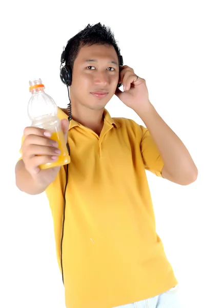 Junger Mann hört Musik, während er mit seiner Trinkflasche wedelt — Stockfoto