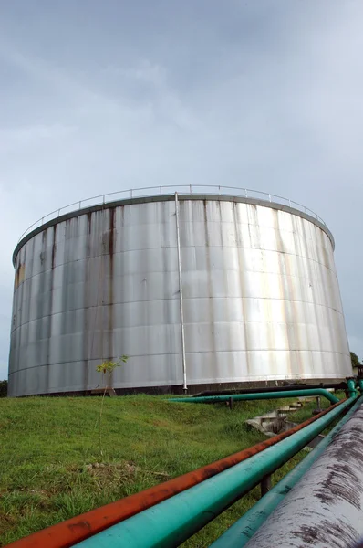 Tanque de armazenamento de óleo bruto — Fotografia de Stock