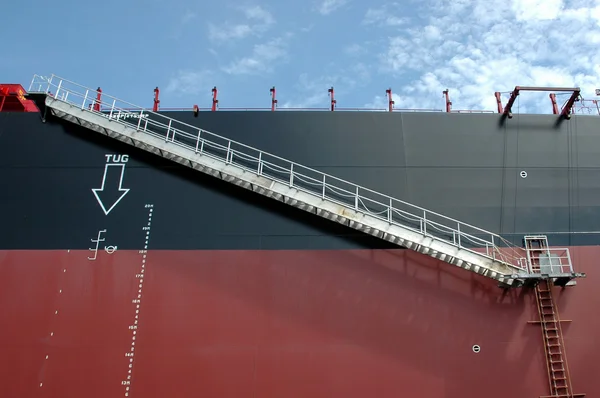 Eiserne Leiter auf einem Tankschiff mit Kohle — Stockfoto