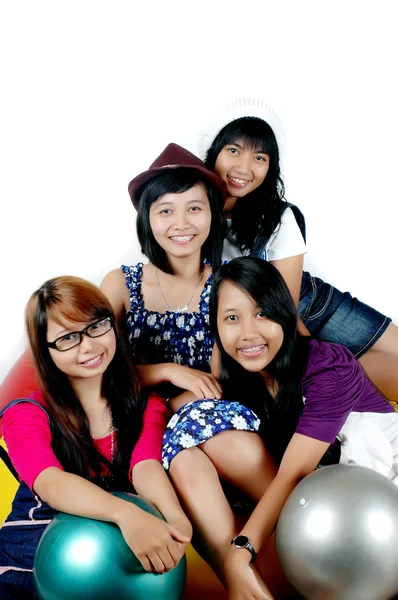 Quattro giovanissima ragazze asiatico cheerleader insieme — Foto Stock