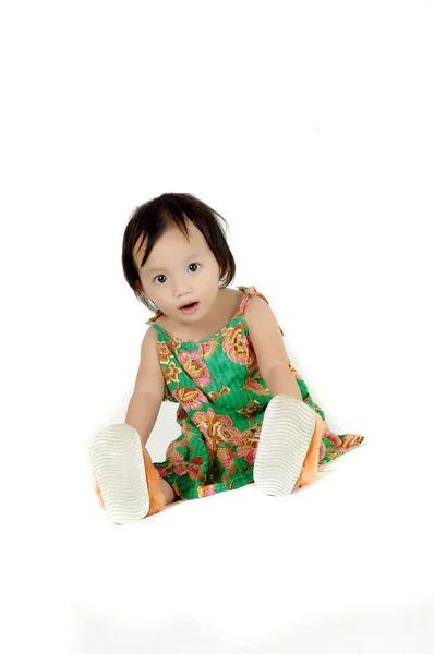 Asiatiska liten flicka på en vit bakgrund — Stockfoto
