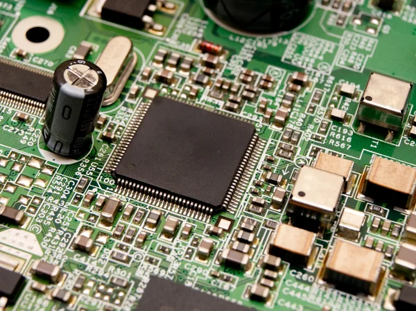 Mikrochip auf einer Leiterplatte — Stockfoto