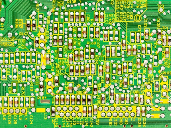Éléments électroniques sur une carte de circuit imprimé — Photo