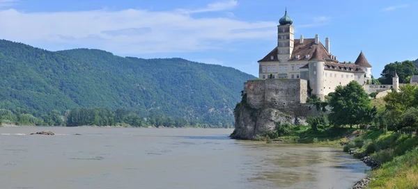 Panorama do castelo medieval em um rio. Poderoso castelo medieval acima do Danúbio. Áustria — Fotografia de Stock