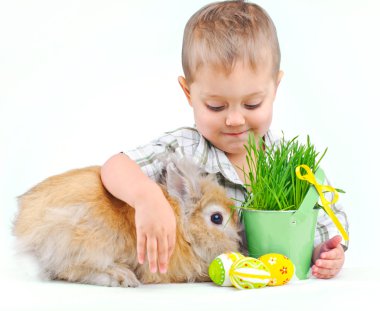 sevimli küçük çocuk bunny ve Paskalya yortusu yumurta