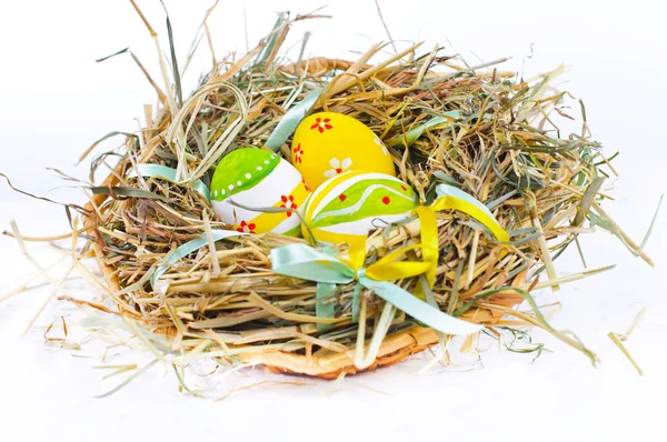 Cesta de close-up com ovos de Páscoa coloridos — Fotografia de Stock