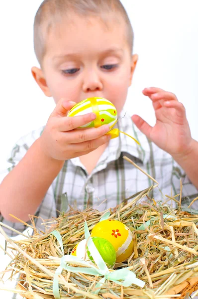 Menino com ovos de Páscoa na cesta — Fotografia de Stock