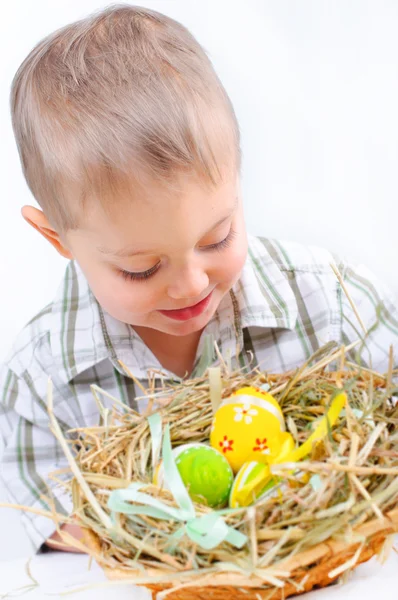 टोकरी में ईस्टर अंडे के साथ छोटा लड़का — स्टॉक फ़ोटो, इमेज