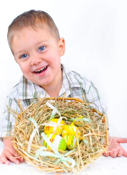 Sepet içinde yumurta olan küçük çocuk — Stok fotoğraf