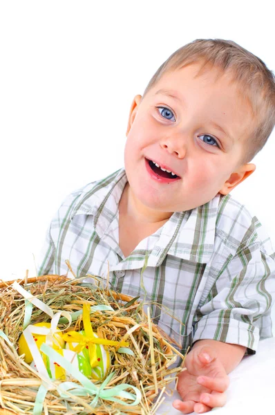 Мальчик с пасхальными яйцами в корзине — стоковое фото