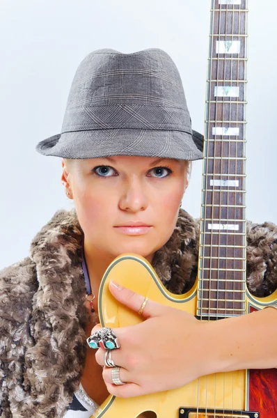 Porträtt gitarr flicka — Stockfoto
