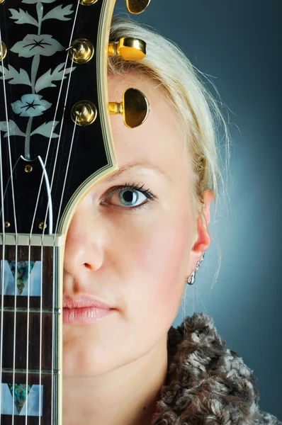 Портретная гитаристка — стоковое фото