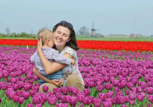 Im Tulpenfeld. Mutter mit Sohn im Tulpenfeld — Stockfoto