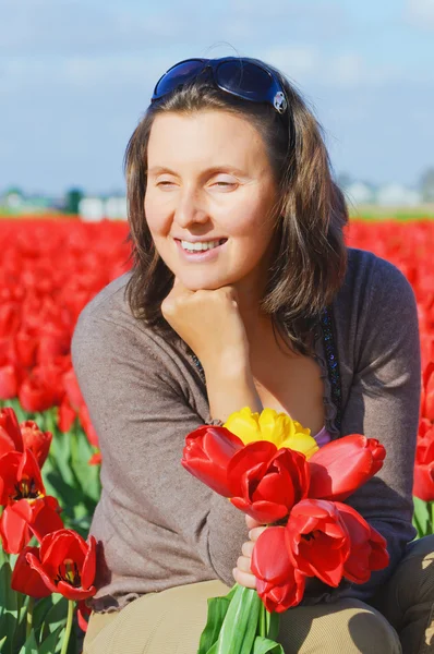 Mulheres no campo de tulipa — Fotografia de Stock