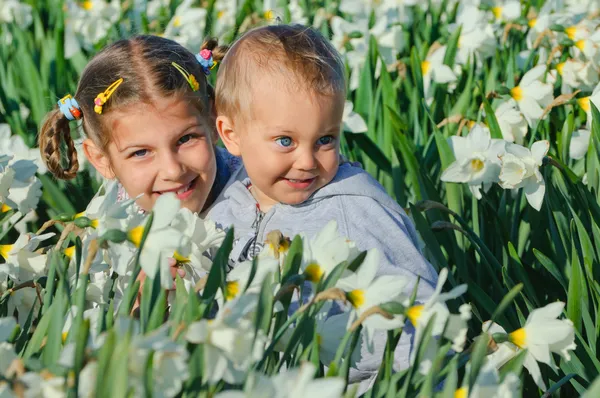 Barn nd påskliljor — Stockfoto