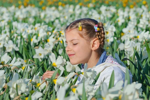 Κορίτσι και daffodils — Φωτογραφία Αρχείου