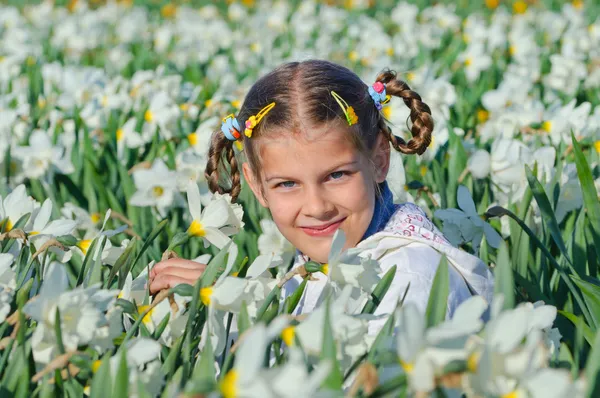 Flicka och påskliljor — Stockfoto