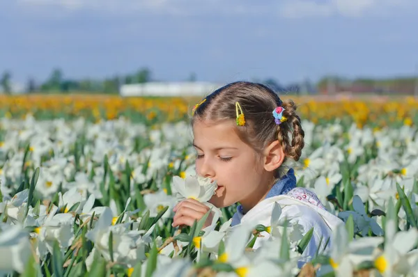 Menina e Daffodils — Fotografia de Stock