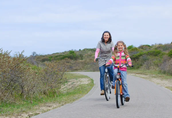 Mamma med barn på sina cyklar — Stockfoto