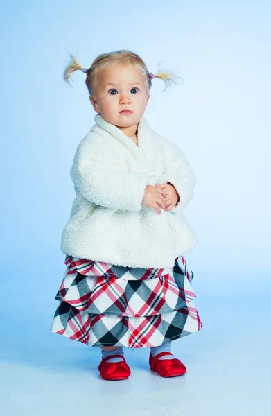 Roztomilá holčička v módní oblečení — Stock fotografie