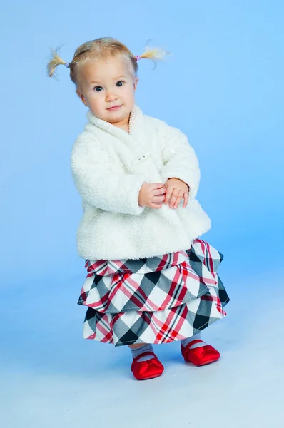 Niedliches Baby-Mädchen im modischen Outfit — Stockfoto