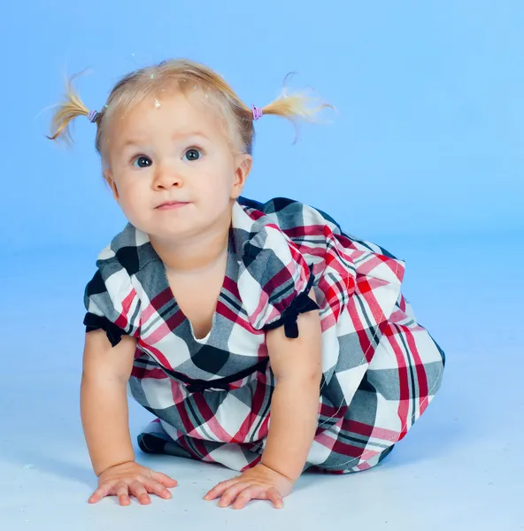 Bébé fille mignonne en tenue à la mode — Photo
