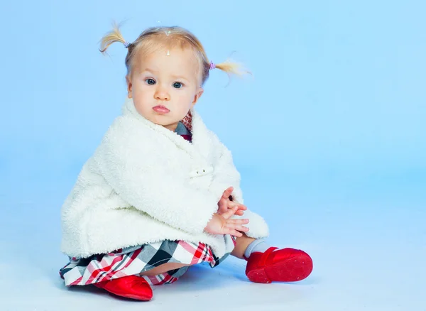 Bonito bebê menina no elegante roupa — Fotografia de Stock