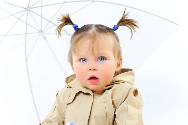 Retrato de cerca Baby Girl con paraguas — Foto de Stock