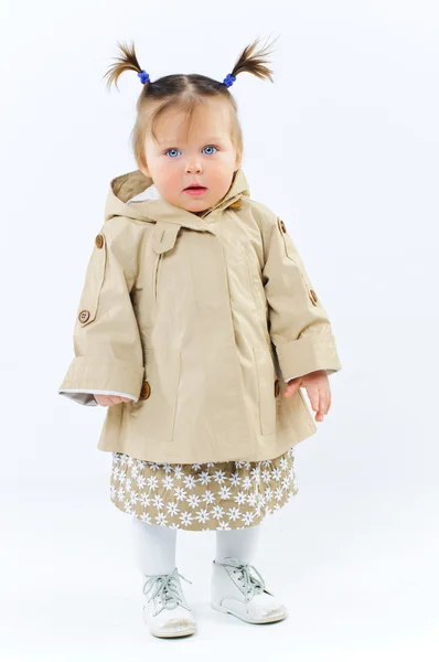 Schattige babymeisje in modieuze outfit — Stockfoto