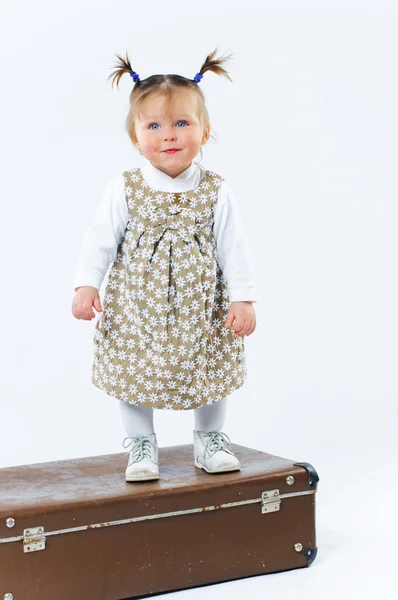 Bébé fille mignonne en tenue et valise à la mode — Photo