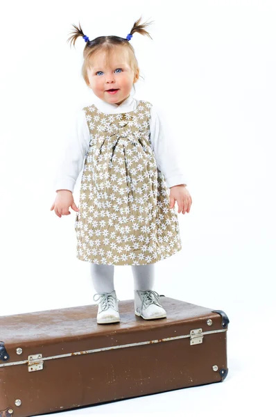 可爱的小宝贝的女孩时髦的衣服和小提箱里 — 图库照片