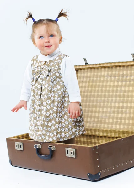 Niedliche Baby-Mädchen im modischen Outfit und valise — Stockfoto