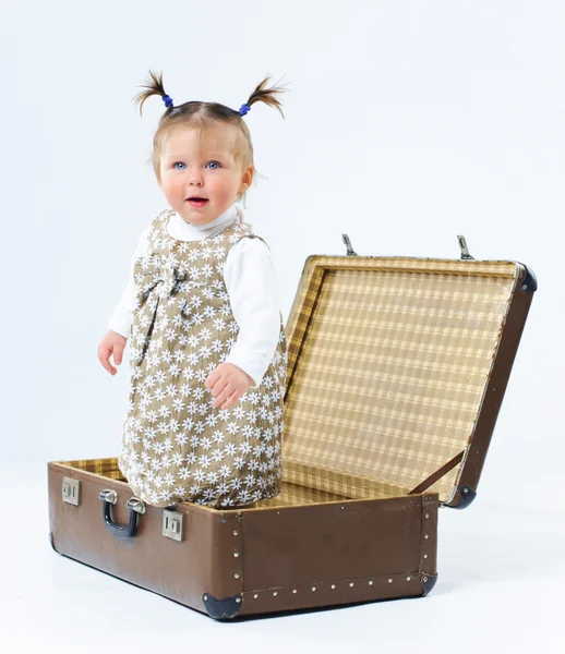 Niedliche Baby-Mädchen im modischen Outfit und valise — Stockfoto