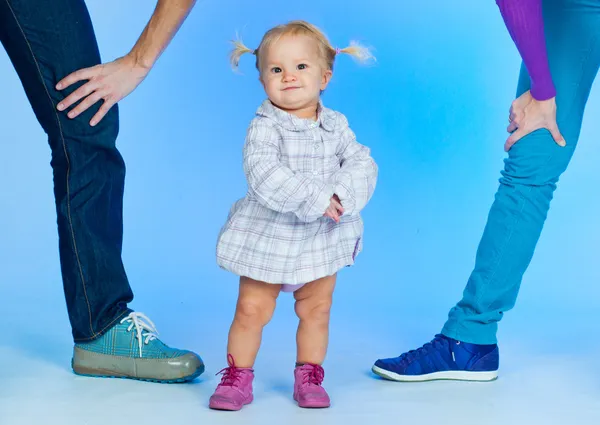 Niedliches Baby-Mädchen im modischen Outfit mit den Eltern — Stockfoto