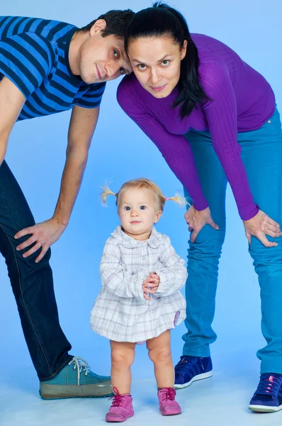 Niedliches Baby-Mädchen im modischen Outfit mit den Eltern — Stockfoto
